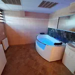 Wellness studio se saunou a vířivkou